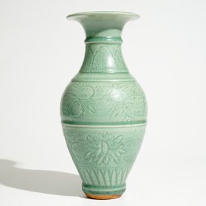 An incised Chinese Longquan celadon  vase, Song or Ming — photo 3