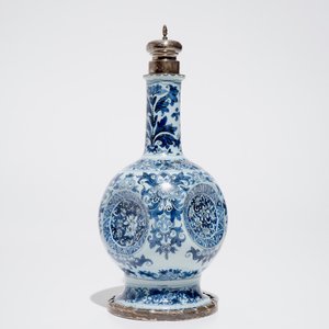 An indented Dutch Delft blue and white silver-mounted vase, Samuel van Eenhoorn, 1678 - 1686 — photo 4