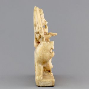 An Indian carved alabaster group of the goddess Durga on her lion "Vahana", 19th C. — foto 2