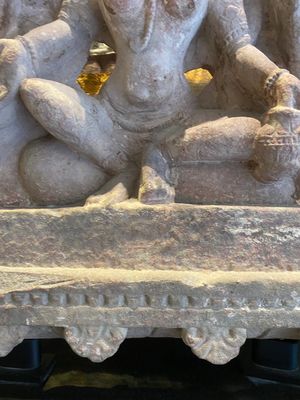 An Indian red sandstone stele of Lakshmi, probably Rajasthan, 12th C. — 照片 11