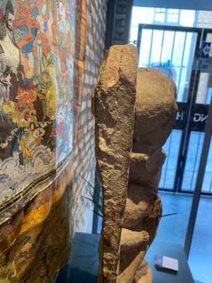 An Indian red sandstone stele of Lakshmi, probably Rajasthan, 12th C. — 照片 15