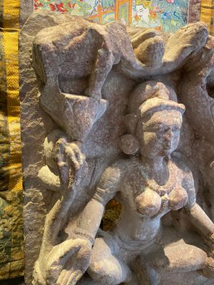 An Indian red sandstone stele of Lakshmi, probably Rajasthan, 12th C. — 照片 5