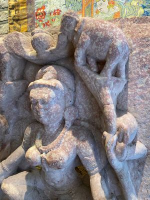 An Indian red sandstone stele of Lakshmi, probably Rajasthan, 12th C. — 照片 6