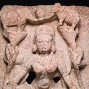 An Indian red sandstone stele of Lakshmi, probably Rajasthan, 12th C. — 照片 2