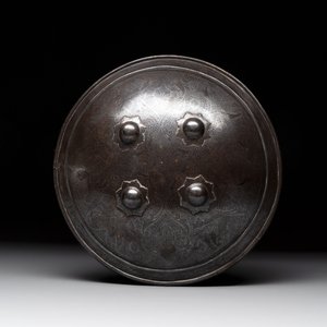 An Indo-Persian parcel-gilt and silver inlaid shield or dhal, 18/19th C. — 照片 1