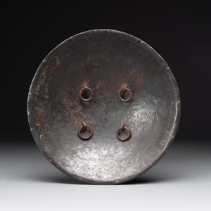 An Indo-Persian parcel-gilt and silver inlaid shield or dhal, 18/19th C. — 照片 2