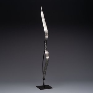 An Indo-Persian steel ceremonial bow or 'arc en acier' with silver koftgari inlay, 18/19th C. — 照片 1