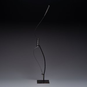 An Indo-Persian steel ceremonial bow or 'arc en acier' with silver koftgari inlay, 18/19th C. — 照片 3
