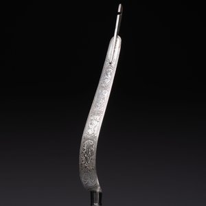 An Indo-Persian steel ceremonial bow or 'arc en acier' with silver koftgari inlay, 18/19th C. — 照片 6
