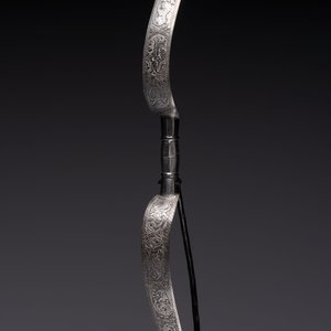 An Indo-Persian steel ceremonial bow or 'arc en acier' with silver koftgari inlay, 18/19th C. — 照片 7