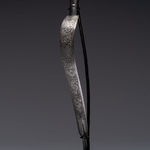An Indo-Persian steel ceremonial bow or 'arc en acier' with silver koftgari inlay, 18/19th C. — 照片 8