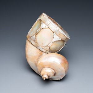 An Indo-Portuguese mother-of-pearl and nautilus shell powder horn, Gujarat, India, 17/18th C. — photo 3