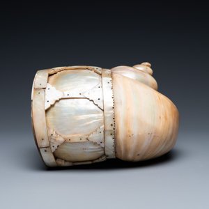 An Indo-Portuguese mother-of-pearl and nautilus shell powder horn, Gujarat, India, 17/18th C. — photo 4