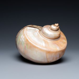 An Indo-Portuguese mother-of-pearl and nautilus shell powder horn, Gujarat, India, 17/18th C. — photo 5