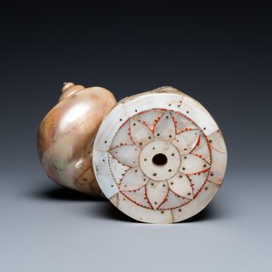 An Indo-Portuguese mother-of-pearl and nautilus shell powder horn, Gujarat, India, 17/18th C. — photo 6