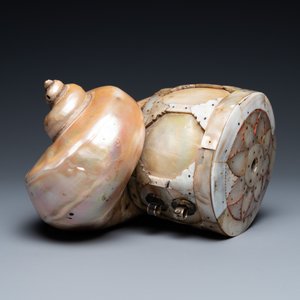 An Indo-Portuguese mother-of-pearl and nautilus shell powder horn, Gujarat, India, 17/18th C. — photo 7