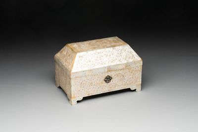 An Indo-Portuguese mother-of-pearl casket, Gujarat, 18th C.