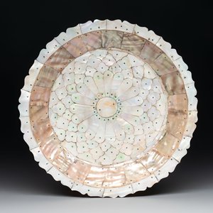 An Indo-Portuguese mother-of-pearl dish, Gujarat, 17/18th C. — photo 1