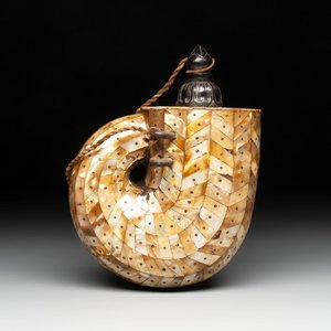 An Indo-Portuguese mother-of-pearl powder horn, Gujarat, 18th C. — foto 1