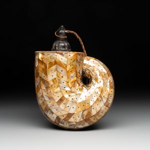 An Indo-Portuguese mother-of-pearl powder horn, Gujarat, 18th C. — foto 3