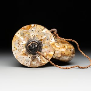 An Indo-Portuguese mother-of-pearl powder horn, Gujarat, 18th C. — foto 5