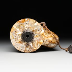 An Indo-Portuguese mother-of-pearl powder horn, Gujarat, 18th C. — foto 6