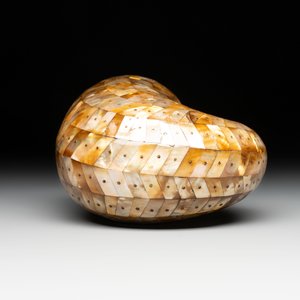 An Indo-Portuguese mother-of-pearl powder horn, Gujarat, 18th C. — foto 7