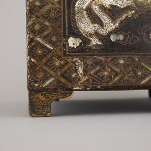 An Indo-Portuguese or Japanese mother of pearl and lacquer coffer, 19th C. — 照片 4