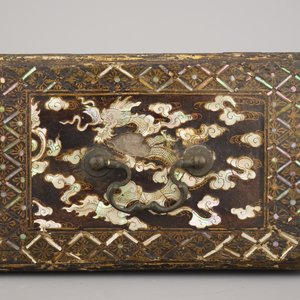 An Indo-Portuguese or Japanese mother of pearl and lacquer coffer, 19th C. — 照片 5