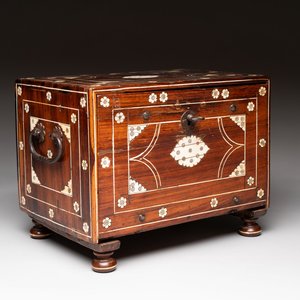 An Indo-Portuguese rosewood table cabinet, Gujarat or Sindh, 17th C. — 照片 1