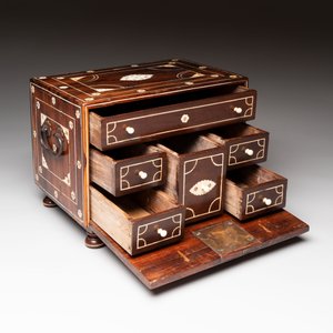 An Indo-Portuguese rosewood table cabinet, Gujarat or Sindh, 17th C. — 照片 3