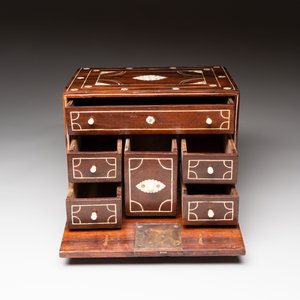 An Indo-Portuguese rosewood table cabinet, Gujarat or Sindh, 17th C. — 照片 4