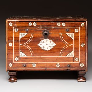 An Indo-Portuguese rosewood table cabinet, Gujarat or Sindh, 17th C. — 照片 6