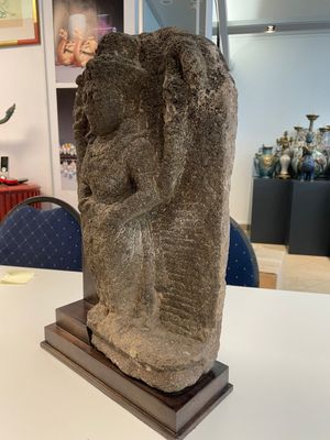 An Indonesian lavastone stele depicting goddess Durga, Central Java, 10/11th C. — photo 3