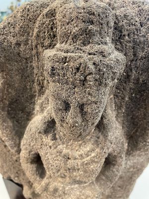An Indonesian lavastone stele depicting goddess Durga, Central Java, 10/11th C. — photo 4