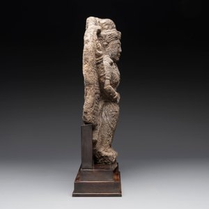 An Indonesian lavastone stele depicting goddess Durga, Central Java, 10/11th C. — photo 3