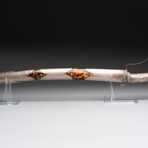 An Indonesian 'pedang palembang' sword with a silver-alloy-mounted and tortoiseshell-veneered scabbard, Sumatra, 19th C. — 照片 3