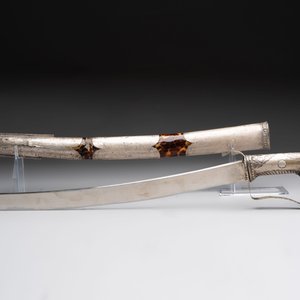 An Indonesian 'pedang palembang' sword with a silver-alloy-mounted and tortoiseshell-veneered scabbard, Sumatra, 19th C. — 照片 5