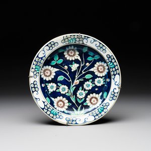 An inscribed blue-ground Iznik-style dish, 19th C. — photo 1