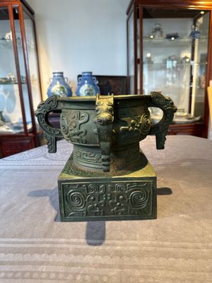 An inscribed Chinese archaistic bronze food vessel, 'gui 簋', Ming — photo 2