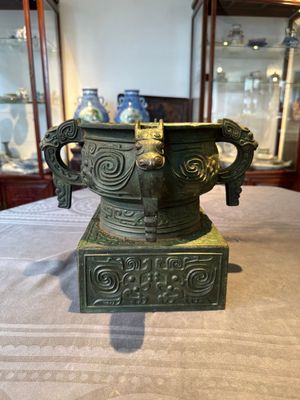 An inscribed Chinese archaistic bronze food vessel, 'gui 簋', Ming — photo 3