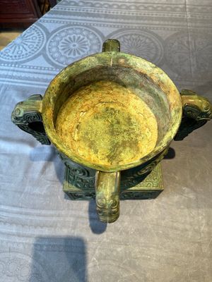 An inscribed Chinese archaistic bronze food vessel, 'gui 簋', Ming — photo 4