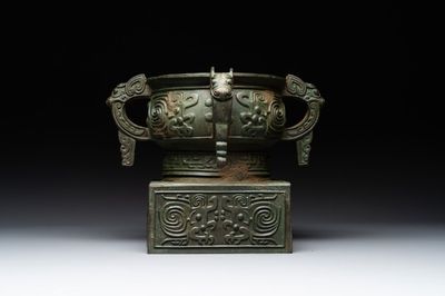 An inscribed Chinese archaistic bronze food vessel, 'gui 簋', Ming