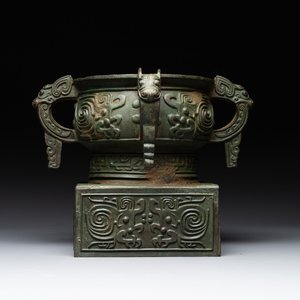 An inscribed Chinese archaistic bronze food vessel, 'gui 簋', Ming — photo 1