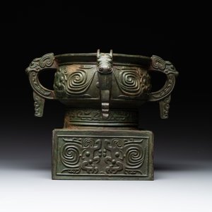 An inscribed Chinese archaistic bronze food vessel, 'gui 簋', Ming — photo 2