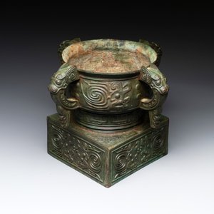 An inscribed Chinese archaistic bronze food vessel, 'gui 簋', Ming — photo 5