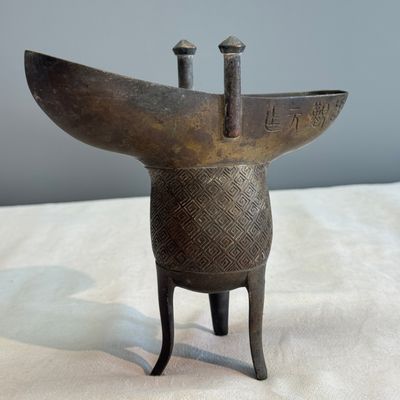 An inscribed Chinese archaistic bronze ritual wine vessel, Jue — photo 4