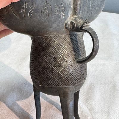 An inscribed Chinese archaistic bronze ritual wine vessel, Jue — photo 7