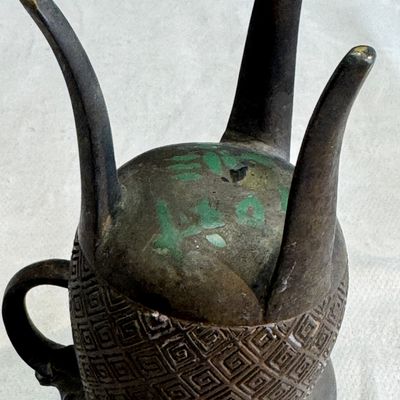 An inscribed Chinese archaistic bronze ritual wine vessel, Jue — photo 9