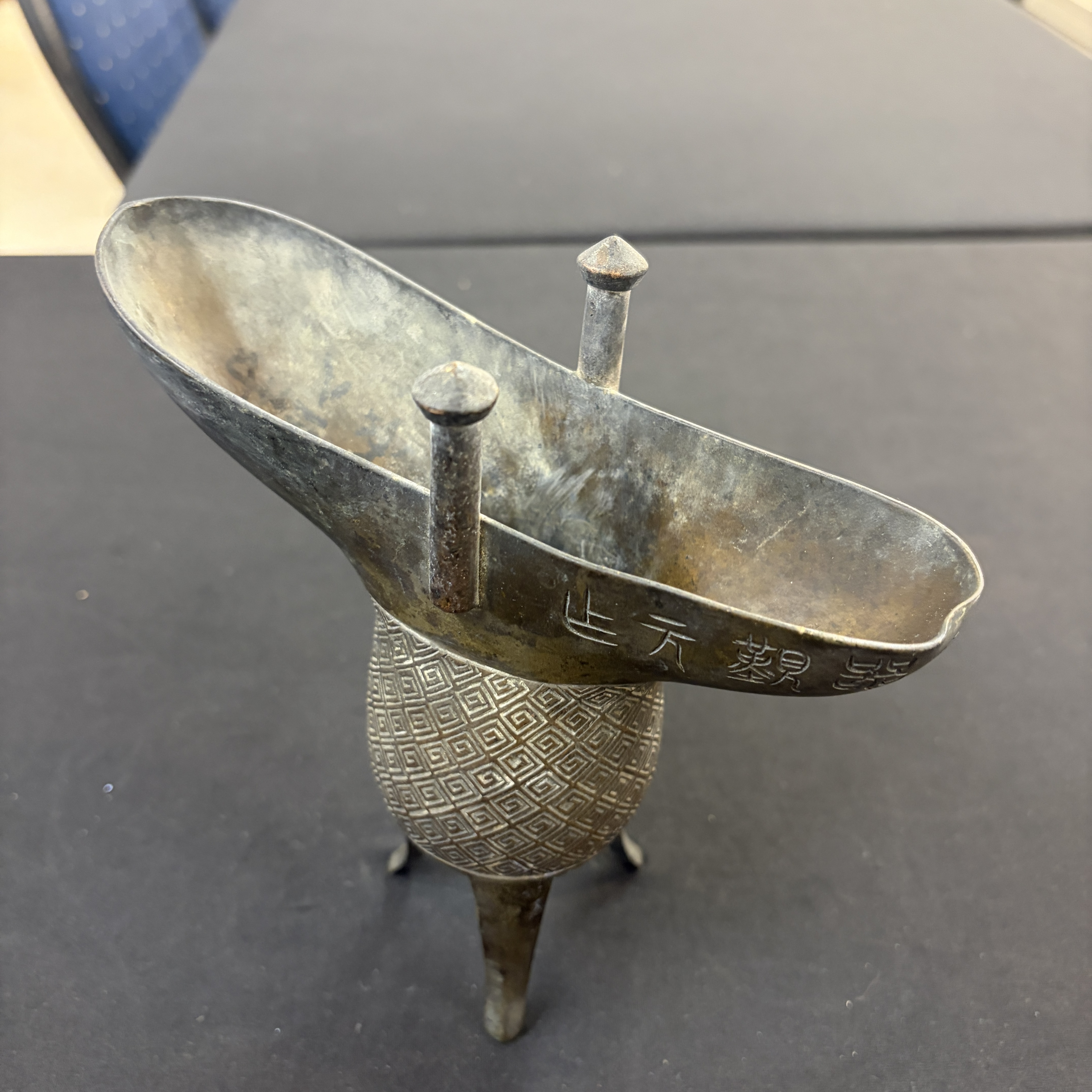An inscribed Chinese archaistic bronze ritual wine vessel, Jue — photo 13